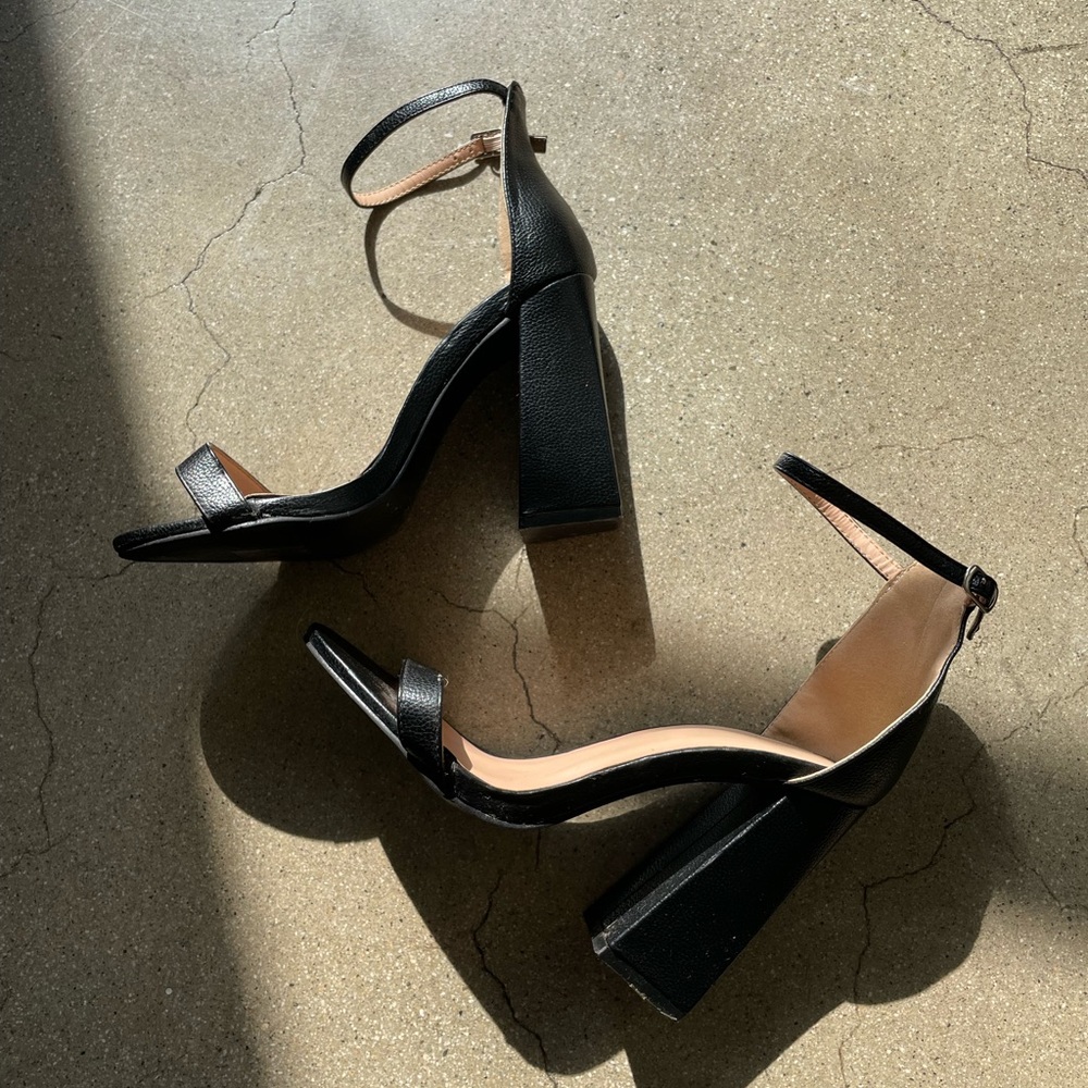 The perfect black chunky heel 🤍